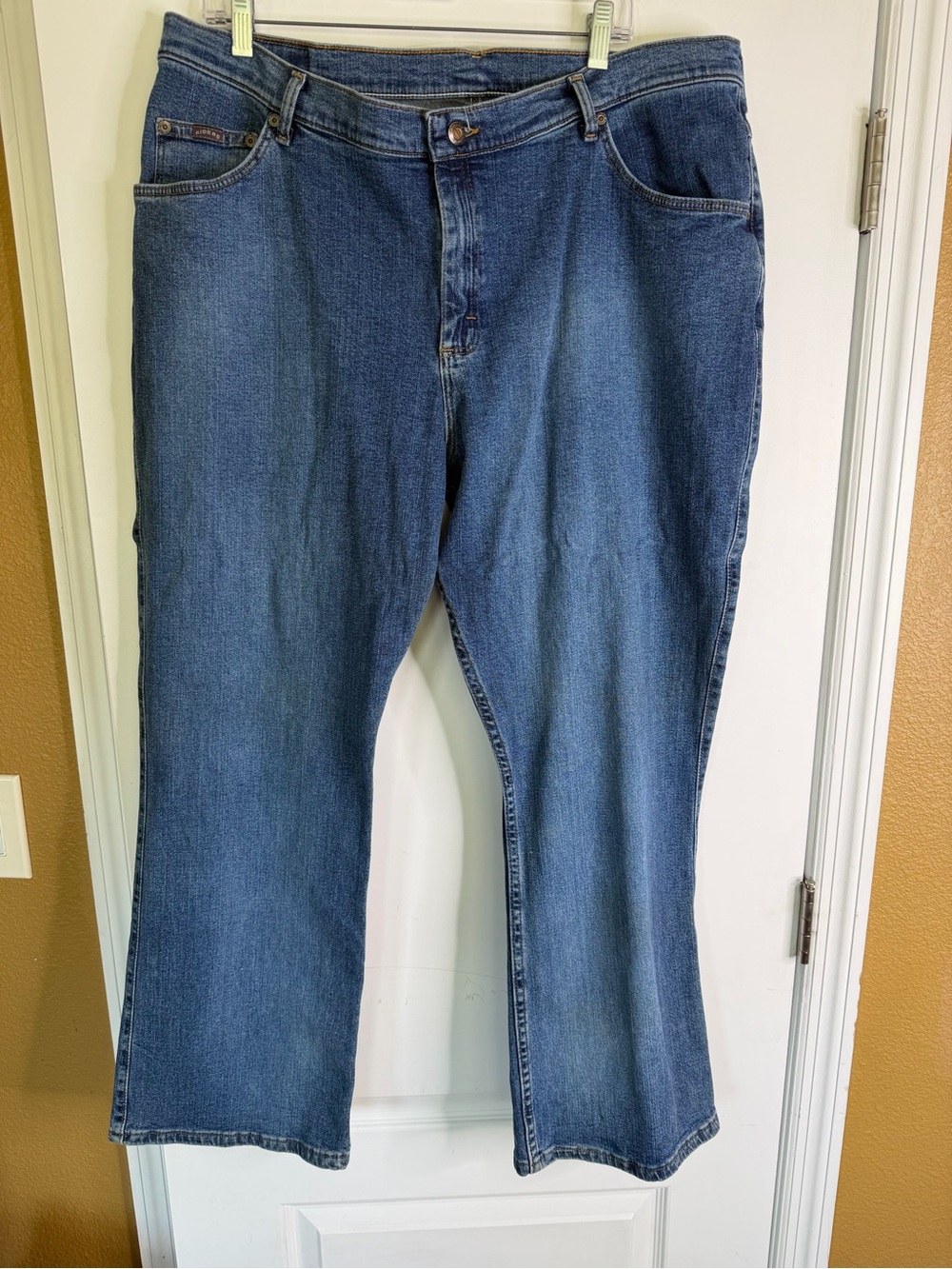 Riders by Lee Woman’s Mid Rise Boot Cut  Medium Blue Relaxed Jeans. Size 20 W